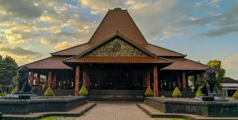 Keindahan Rumah Adat Jawa Tengah